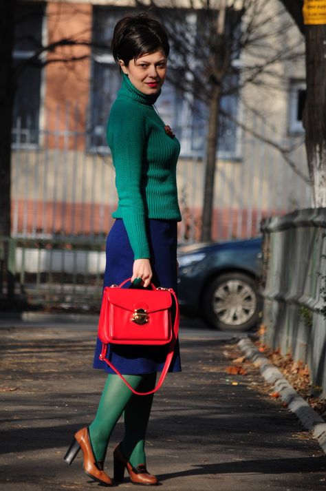 Green And Blue Outfit, Outfits Color Combos, Colored Tights Outfit, Miss Green, Mustard Skirt, Outfits Primavera, Colored Tights, Green Retro, Red Bag