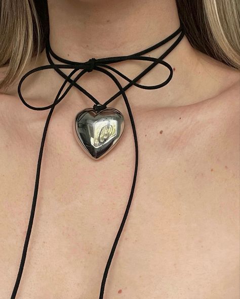 Necklace heart chrome steel trend style vintage silver hair blond airtouch dye cute chocker kawaii Heart Accessories Aesthetic, Necklace With Heart, Heart Trend, Y2k Heart Necklace, Silver Heart Necklace Outfit, Necklaces Choker, Trending Necklace, Chockers Ideas, Vintage Heart Necklace