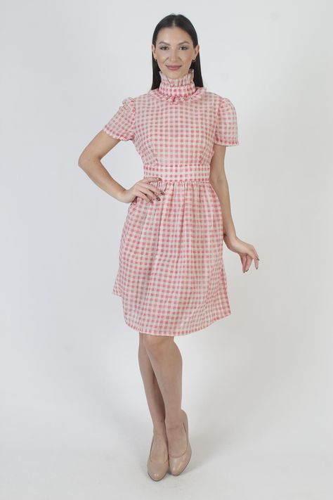 Vintage 70s country picnic mini dress. Tailored bodice with ruffle trim and high neckline. Gathered and fitted waist with draped skirt. Red gingham checkered nylon blend material.  Dress zips up the back and is unlined. size estimate: M shoulders: 15" bust: 39" waist: 31" hips: - total length: 35.5" * Visit the shop * https://www.etsy.com/shop/americanarchive Model is 5'9" and measures 32" bust, 26" waist, 37" hips. Belts/accessories are not included unless noted in the description 70s Picnic, 70s Country, Sundress Vintage, Country Picnic, Material Dress, Dress 70s, Country Floral, Draped Skirt, Floral Sundress