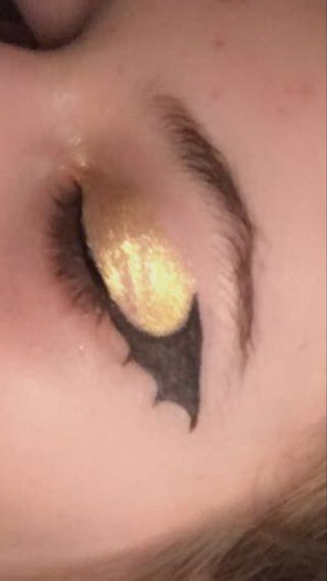 Batman eye makeup Superhero Makeup Easy, Batman Makeup Look, Batgirl Makeup Ideas, Batman Makeup Halloween, Batman Eyeliner, Batman Eye Makeup, Batman Makeup Ideas, Batgirl Makeup, Catwoman Makeup