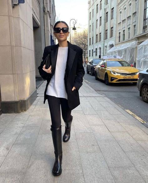 A woman walking on the street wearing riding boots styled with black leggings, an oversized black blazer and big sunglasses. Flat Tall Boots Outfits, Riding Boots Outfit Winter, Black Riding Boots Outfit, Flat Boots Outfit, Riding Boot Outfits, Winter Boots Outfits, Black Boots Outfit, Looks Country, Black Riding Boots