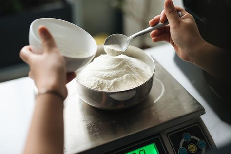 Why Pro Bakers Measure Ingredients by Weight—and You Should, Too Baking Weights, Baking Fails, Baking Lessons, Baking Techniques, Baking Conversions, Measurement Conversions, Baking Hacks, Baking Equipment, Dessert Party