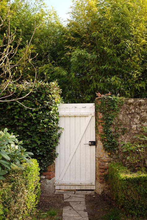 Antique Garden Gate, English Garden Gate, Marian Garden, Swedish Country House, Wooden Garden Gate, French Country Exterior, Country Garden Design, Side Gate, Shady Garden