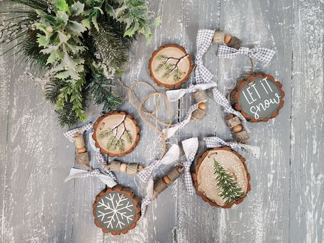 TheWhiteBirchStudio - Etsy Fall Wood Slices, Painting Wood Ornaments Diy, Diy Wood Ornaments Tree Slices, Wood Slice Ornaments Diy, Christmas Mantel Garland, Painted Porch, Christmas Bead Garland, Natural Decorations, Wood Slice Christmas