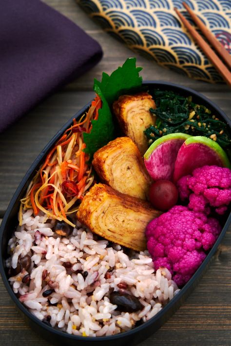 Plant Based Lunch Box Ideas, Beautiful Lunch Ideas, Vegetarian Bento Box Lunch Japanese, Vegan Tamagoyaki, Japanese Picnic, Tamagoyaki Recipe, College Lunch, Vegan Bento, Bento Box Ideas