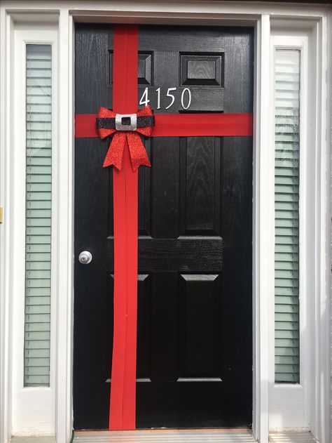 Red Christmas bow front door wrapping decoration Christmas Red Bow Front Doors, Front Door Christmas Bow, Door Bows Christmas, Door Christmas Decorations, Diy Christmas Door Decorations, Ribbon Wreath Christmas, Christmas Doors, Diy Christmas Door, Christmas Bows Diy