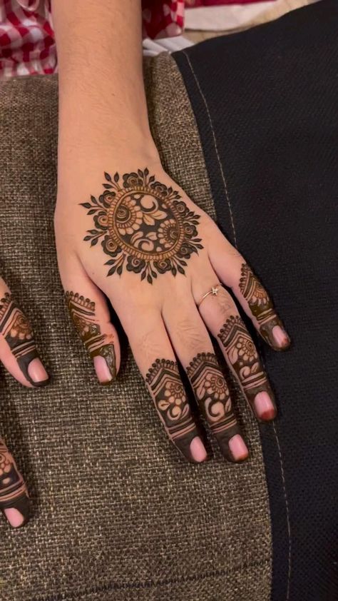 Simple And Beautiful Mehndi Designs, Back Hand Bridal Mehndi, Backhand Mehndi Designs, Mehndi Designs For Back Hand, Mehndi Designs For Back, Beautiful Mehndi Designs, Short Mehndi Design, Back Hand Mehndi, Simple Mehendi Designs