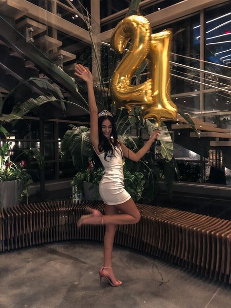 Photos With Balloons Birthday, Outfit For 21st Birthday Party, 21st Birthday Poses For Instagram, 21 Ideas For 21st Birthday, Birthday Pictures With Number Balloons, 21st B Day Outfit, Birthday Picture Ideas Balloons, Birthday Dresses For 20th, 21st Birthday Inspo Outfit