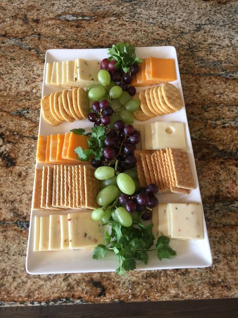 Fruit Platter Designs, Charcuterie Ideas, Decorações Com Comidas, Cheese And Crackers, Party Food Buffet, Charcuterie Inspiration, Charcuterie Board Ideas, Party Food Platters, Charcuterie And Cheese Board