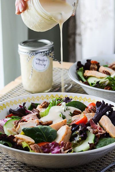 This homemade Roquefort salad dressing recipe rivals any bottled dressing on store shelves - it's creamy, tangy, and downright perfect!- happymoneysaver.com Octoberfest Recipes, Roquefort Dressing, Lazy Recipes, Blue Cheese Vinaigrette, Macaroni Salads, Light Dinners, Homemade Dressings, Salad Cream, Salad Dressing Recipe