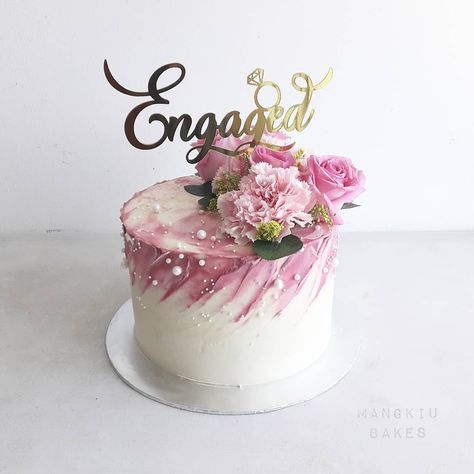 Cake Ideas For Engagement, Engagment Cake One Layer, Cakes For Engagement, Pink Engagement Cake, Bride To Be Cakes Ideas Simple, Engagement Cake One Layer, Baat Pakki Cake Ideas, Cake For Engagement Party, Welcome Cake