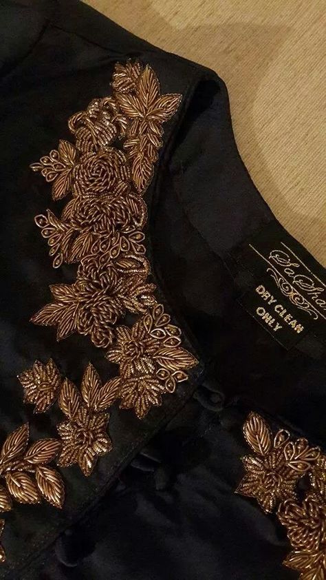 Intricate Dabka work on shamoz silk kurti.....a perfect outfit for a lovely evening out with your other half. Kora Dabka Work Embroidery, Dabka Work Embroidery Suits, Dabka Work Embroidery, Dresses Haute Couture, Dabka Work, Zardosi Embroidery, Zardozi Embroidery, Ideas Clothes, Silk Kurti