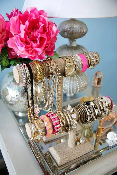 Lots Of Jewelry, Jewerly Organizer, Jewerly Displays, College Organization, Bracelets And Rings, Bracelet Holders, Trendy Jewerly, Viria, Diy Box