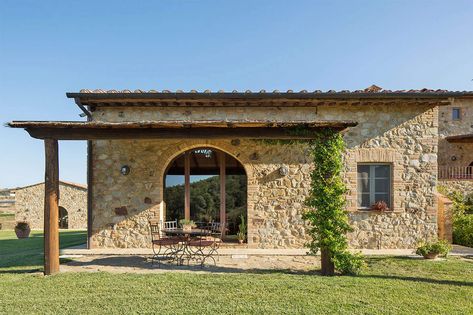 Tuscany House Exterior, Toscana House Style, Italian Farmhouse Exterior, Tuscan House Exterior, Italian Villa Exterior, Toscana House, Tuscany Homes, Tuscany Vacation, Tuscany House