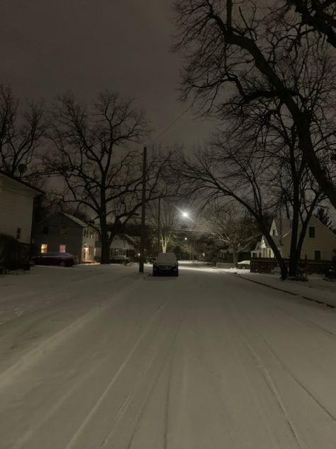 Snowy Street Night, Gloomy Winter Aesthetic, Midwest Emo Wallpaper, Midwest Grunge, Midwest Nostalgia, Emo Christmas, Midwest Emo Aesthetic, Suburban Aesthetic, Midwest Aesthetic