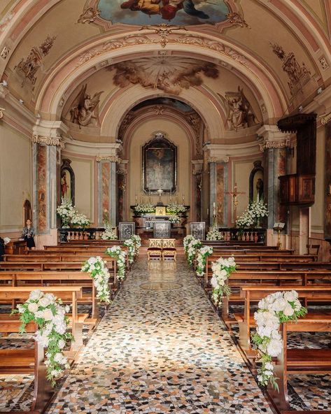 Fabulous details of a classy church arrangement: unique flowers let the romantic vibe just soar!⁣ @villadestelakecomo @ftfoto_wedding @mdmwedding_videography @blunotteventi @endogroup_intl @ellegandolfi & @pedrol_gonzalez ❤️ #rattiflora #romanticwedding #weddingatmospheres #weddingflorist #weddingflowerdecor #weddingseason #weddinginsipiration #weddinginitaly #luxurywedding #weddingdetails #weddingphotography #weddingday #villadeste #villadestewedding Italian Chapel Wedding, Italy Church Wedding, Cathedral Wedding Decorations, Simple Classy Wedding Decor, Catholic Wedding Decor, Small Chapel Wedding Decorations, Catholic Wedding Decorations, Wedding Church Decorations Catholic, Church Wedding Decorations Elegant