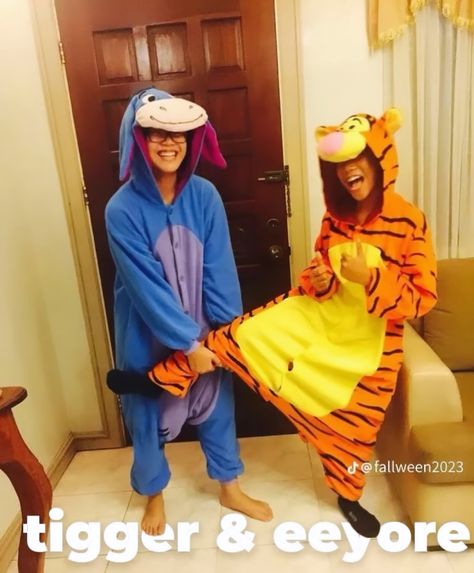 Couples Halloween Costume Onesies, Matching Onesies For Best Friends Halloween, Cute Couple Halloween Costumes Onesies, Halloween Costumes Duo Onesies, Couple Onesies Halloween, Onesies Halloween Costume, Bsf Matching Halloween Costumes, Duo Halloween Costumes Onesies, Matching Onesies For Best Friends