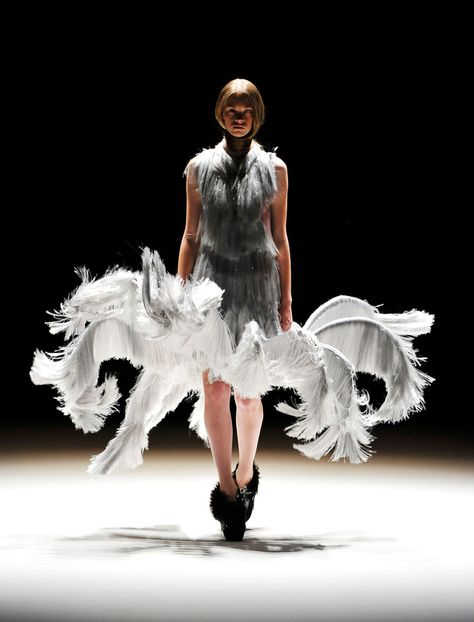 Another amazing dress from Dutch designer Iris van Herpen. Merging 3-D printer technology with high-end fashion. Something from the future. Fashion Week Berlin, Sculptural Fashion, Iris Van Herpen, Berlin Fashion Week, 3d Fashion, Berlin Fashion, Couture Mode, Futuristic Fashion, Grey Dress