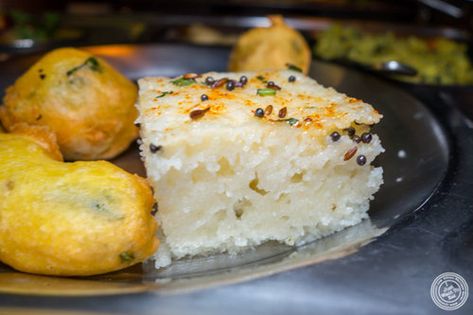 Khaman at Vatan in Murray Hill Khaman Dhokla, Gujarati Cuisine, Dhokla Recipe, Indian Appetizers, Gujarati Recipes, Desi Food, Healthy Homemade Recipes, Evening Snacks, Indian Snacks