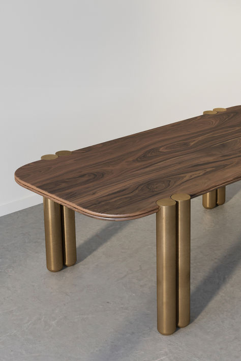 unique dining table in brass and walnut combination Sit Table, Metal Legs Table, Table Legs Design, Metal Leg Dining Table, Unique Table Design, Dining Table Wooden, Table Base Design, Eating Room, Flip House