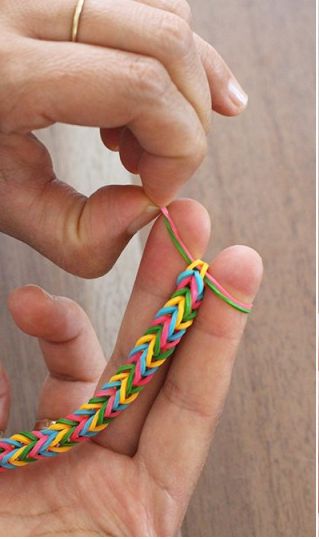 DIY Finger Fishtail Loom Bracelet Loom Fishtail Bracelet, Finger Loom Bracelets, Fishtail Loom Bracelet, Fishtail Bracelet, Loom Band Bracelets, Toddler Bracelet, Finger Bracelets, Loom Band, Loom Bracelet Patterns