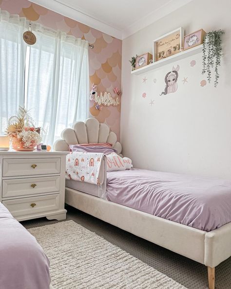 ✨🧒Brighten up your kids room with the Fayette Single Velvet Kids Bed. The seashell headboard design sparks your child's imagination, inviting them on exciting underwater adventures and playful daydreams. 💤☁ 📸 @willow.and.matilda . . . . . . . . #luxolivingstyle #kidsbedroominspo #bedroomstyling #homestyle #luxolivingau #kidsroom #rugsaustralia #childrenroom #childroom #childroomdesign #bedroomstyle #bedroomdesigns #australianfurniture #sydneyfurniture #melbourne... Seashell Headboard, Seashell Bed, Shell Bed, Rugs Australia, Headboard Design, Kids Bed, Headboard Designs, Bedroom Layouts, Kids' Bed