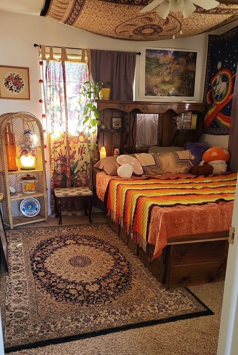 Room Layout Ideas Aesthetic, Eclectic Rug Bedroom, Leo Room Aesthetic, Chill Room Design, Neo Soul Bedroom, 70s Room Aesthetic Bedroom, Whimsigoth Bedroom Aesthetic, Pallet Bed Aesthetic, Minimalist Hippie Bedroom