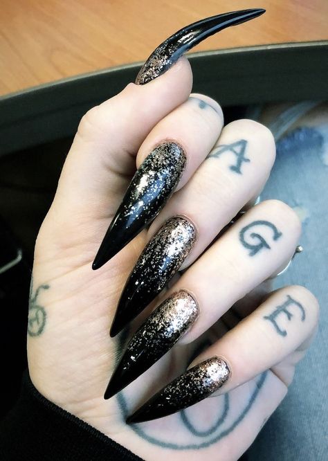 Long Black Stiletto Nails, Nails With Rose Gold, Ongles Goth, Black Prom Nails, Gold Stiletto Nails, Nail Halloween, Black Stiletto Nails, Witchy Nails, Long Stiletto Nails