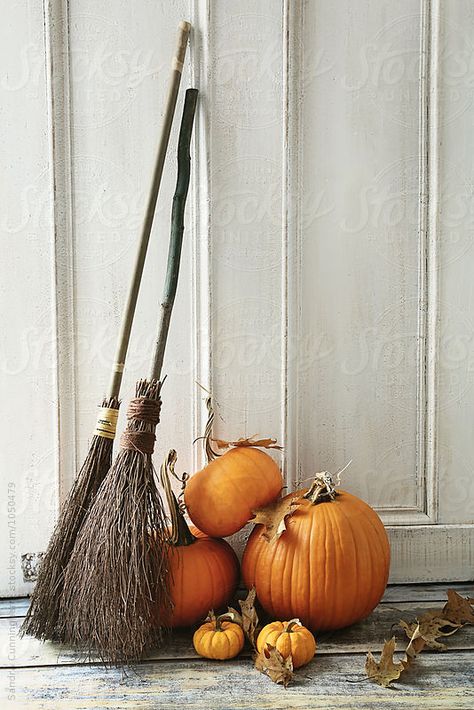 Brooms and pumpkins in front of door Rustic Halloween Decor, Halloween Decor Diy, Decoration Vitrine, Casa Halloween, Halloween Party Dinner, Rustic Halloween, Halloween Dinner, Fall Halloween Decor, Halloween Inspiration