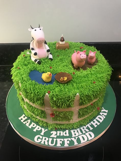 Farm cake with buttercream grass effect finish #farmcake Farm Cake Ideas For Boys, Animal Cakes For Kids, Farm Birthday Cakes, Barnyard Cake, Farm Animal Cakes, Red Birthday Cakes, Barnyard Birthday Party, Animal Birthday Cakes, Farm Theme Birthday