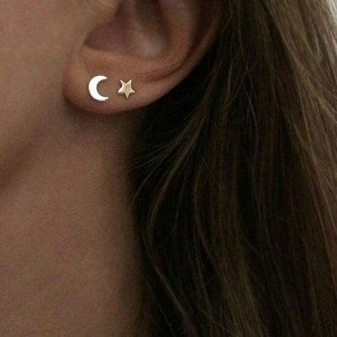 Ušný Piercing, Moon Earrings Studs, Double Ear Piercings, Gold Star Earrings, Double Piercing, Cute Ear Piercings, Moon And Star Earrings, Daith Piercing, Piercing Ideas