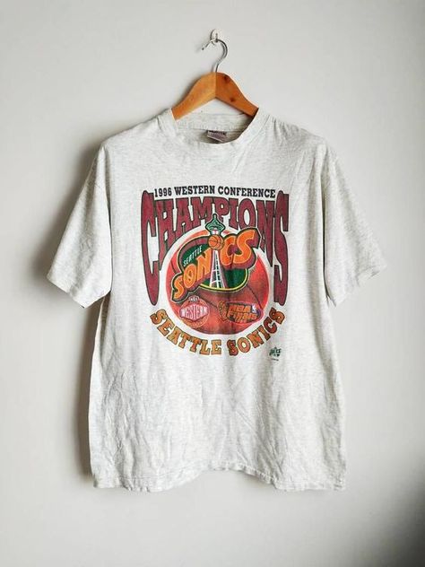 T-shirt design ideas for men Seattle Outfit Ideas, Vintage Nba Shirt, Vintage Sports Shirt, Vintage Sports Tees, Amazon Lens, 90s Shirts Vintage, 90s Graphic Tees Vintage, Men Tshirt Design, Men Graphic Tees