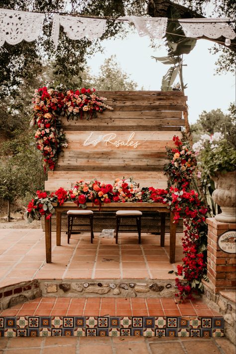 Mexican Wedding Bride And Groom Table, Mexican Main Table Decorations, Tejano Wedding, Civil Wedding Decorations, White Mexican Wedding Decor, Mexican Wedding Backdrop, Mexican Traditional Wedding, Mexican Outdoor Wedding, Fall Mexican Wedding