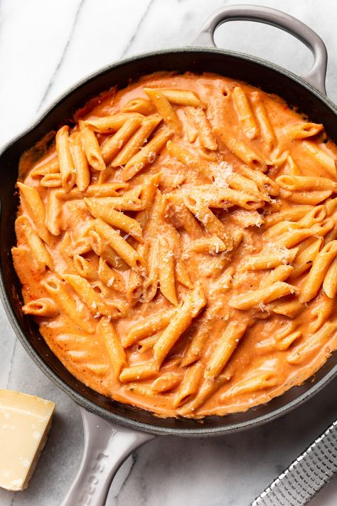 This delicious tomato cream sauce for pasta comes together quickly. Perfect for busy weeknights! Creamy Tomato Pasta Recipes, Creamy Tomato Pasta Sauce, Pasta Sauce Recipes Easy, Creamy Tomato Pasta, Cream Sauce Pasta, Tomato Pasta Recipe, Red Sauce Pasta, Creamy Pasta Recipes, Easy Pasta Dinner