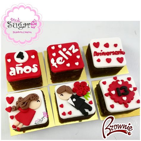 Brownies aniversario personalizados novios amor Bakery Products, Pink Sugar, Buttercream Cake, Real Madrid, Brownies, Butter Cream, Wedding Anniversary, Fondant, Sugar Cookie