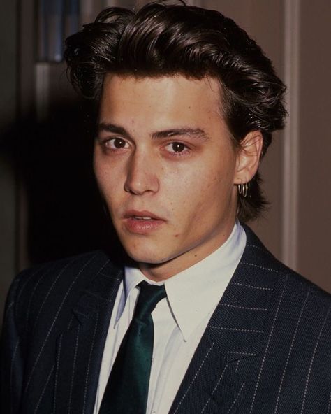 mostly 80s, 90s + 00s в Instagram: «#johnnydepp circa 1988🌻‼️» Jonny Dep, Johnny Depp Hairstyle, 90s Johnny Depp, 80's Hairstyle, John Depp, 80s Actors, جوني ديب, Kaptan Jack Sparrow, 90s Actors