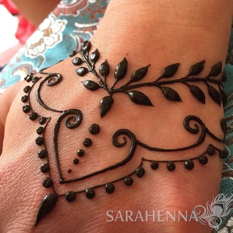 I met so many amazing henna fans last night at @bohemianstudios 1 year anniversary party! The place was packed and the henna line was long so designs had to be pretty quick. So wonderful meeting everyone there! . . #sarahenna #henna #mehndi #kirkland #kirklandart #seattlehenna #seattle #pnw #hennaartist #art #artist#425 #seattleart #kirklandartist #kirklandhenna #naturalhenna #hennaart #phinney #phinneyridge #bohemianstudios #yogastudio Small Henna Tattoos, Arabic Mehendi, Henne Tattoo, Cute Henna Tattoos, Small Henna, Tattoo Placements, Henna Drawings, Henna Inspired Tattoos, Cute Henna