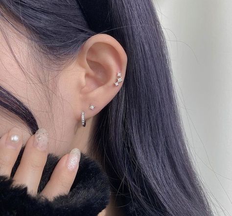 Ear Piercing Combinations, Minimalist Ear Piercings, Alternative Girl, Motorcycle Couple, Video Fashion, Cool Ear Piercings, Pretty Ear Piercings, Cute Ear Piercings, Mode Turban