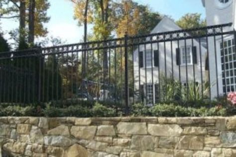 Fence Landscaping Border Backyard Ideas, Diy Outdoor Seating, Fence Options, Aluminum Fencing, Country Fences, Pavers Backyard, Beautiful Landscaping, Privacy Fence Designs, Privacy Landscaping