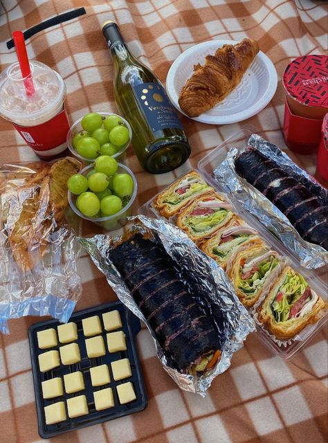 Creative Picnic Ideas, Easy Picnic Aesthetic, Autumn Picnic Food, Hiking Picnic, Picnic Fall, Fruit Picnic, Cute Picnic Food, Cute Picnic Food Ideas Date, Aesthetic Food Picnic