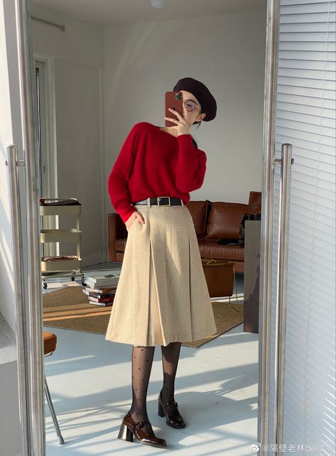 Soft Office Outfit, Winter Skirt Outfit Aesthetic, Vintage Office Outfit, Japanese Fashion Women Casual, Japanese Fall Fashion, Outfit To Recreate, Aesthetic Charms, Kfashion Ulzzang, Beret Outfit