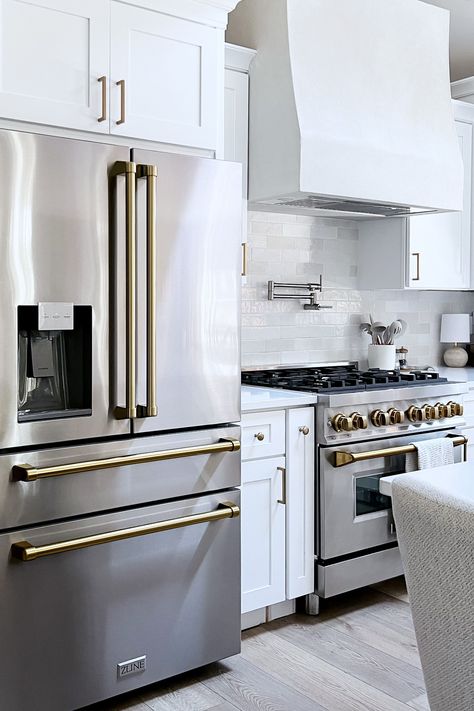 Signature style, superior performance—ZLINE's Autograph Edition will transform your kitchen into a haven of culinary luxury.✨ 📸 via Instagram: @ comestayawhile Tap to explore ZLINE's New Year savings! Zline Kitchen, Kitchen Countertop Decor, Kitchen Plumbing, Kitchen Centerpiece, Beverage Coolers, Wine Coolers Drinks, Convection Cooking, Luxury Appliances, Countertop Decor