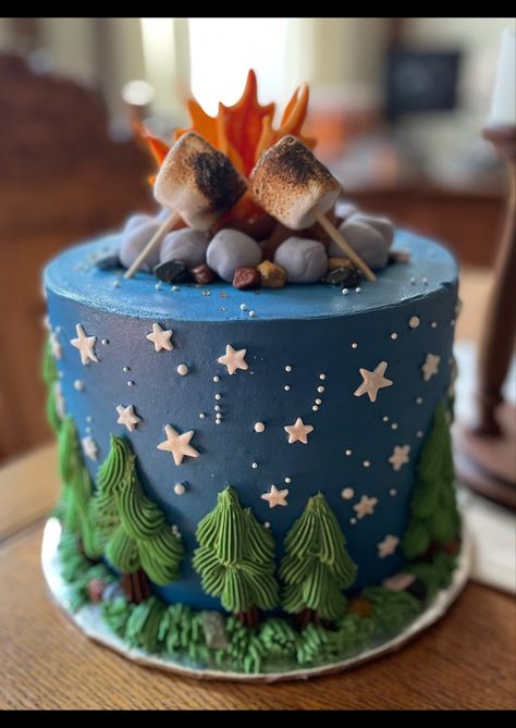 Campfire Theme Cake, Mountain Themed Birthday Cake, Smash Cake Camping Theme, Campfire Cake Ideas, Outdoor Theme Birthday Cake, Camping Theme Birthday Party Cake, Camping Themed Cake Ideas, Bluey Camping Cake, Campfire Birthday Cake