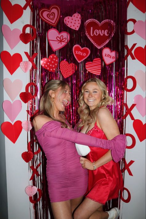 Valentine’s Day Photo Shoot Ideas Friends, Galentines Party Photoshoot, Galentines Party Outfit Ideas, Galentines Party Pictures, Galentines Photoshoot Ideas Friends, Valentines Sleepover, Galentine Photoshoot Ideas, Valentines Day Photo Shoot, Galentines Photobooth