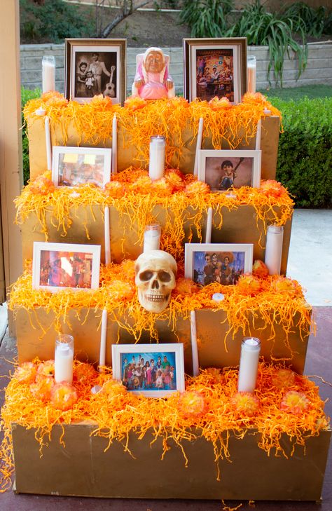 Disney Coco Altar Mexican Halloween Decorations, Ofrenda Ideas Diy Small House, Offrenda Table Ideas Diy, Coco Halloween Party, Coco Inspired Halloween Decorations, Small Ofrenda Ideas, Ofrenda Ideas Diy Small Project, Coco Decorations Halloween, Coco Trunk Or Treat