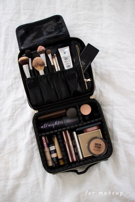 Travel Makeup Essentials, Makeup Bag Essentials, Makeup Bag Organization, Makeup Rooms, Makeup Room, Luxury Makeup, Makeup Bags Travel, Travel Makeup, Makeup Essentials