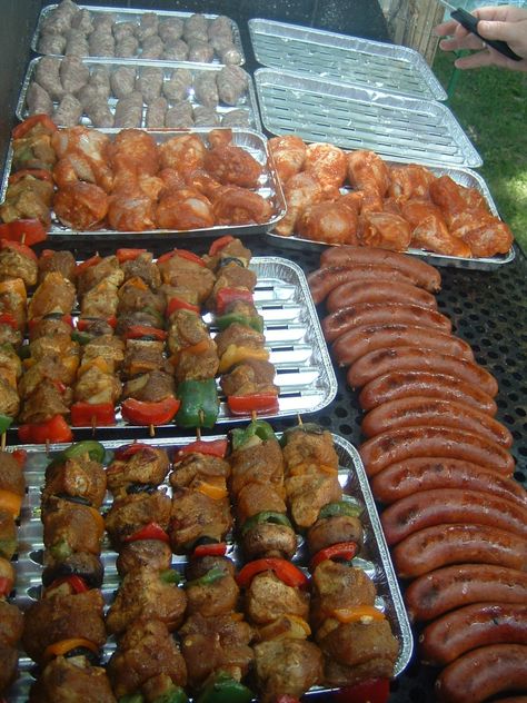 BBQ Party Food On A Budget, Wedding Catering Buffet, Outdoor Party Foods, Birthday Men, Catering Buffet, Buffet Ideas, Carnival Wedding, Bbq Ideas, Catering Ideas