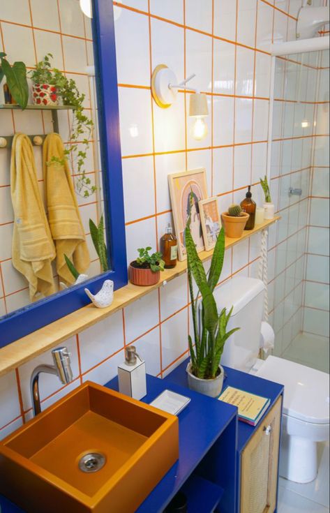 Primary Color Home Decor, Colourful Bathroom Decor, Coloured Grout Bathroom, Orange Bathroom Ideas, Urban Bathroom, Bathroom Minimalist, Colourful Bathroom, Coloured Grout, Deco Originale