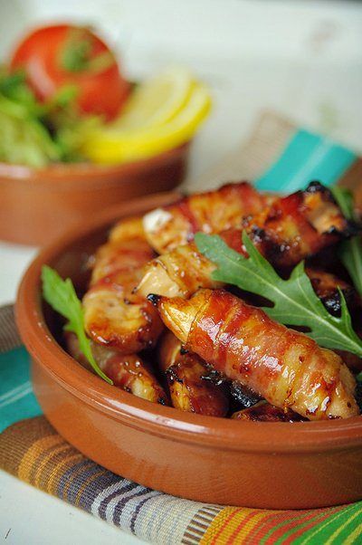 Tapas recepten; makkelijke & kleine hapjes maken. Van warm, koud, vis, vlees of vegetarisch  - HTKL.nl Bacon Bites, Honey Glazed Chicken, Chicken And Bacon, Honey Glazed, Bacon Wrapped Chicken, Glazed Chicken, Think Food, Chicken Bacon, A Bowl