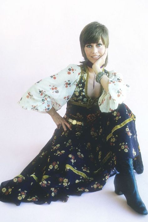 1970s fashion: Jane Fonda wearing a Thea Porter boho dress 70s Fashion Trends, 1970s Fashion Trends, Thea Porter, Plain Midi Dress, Medieval Revival, Vintage Designer Handbags, 60s 70s Fashion, Judi Dench, Floral Pattern Dress